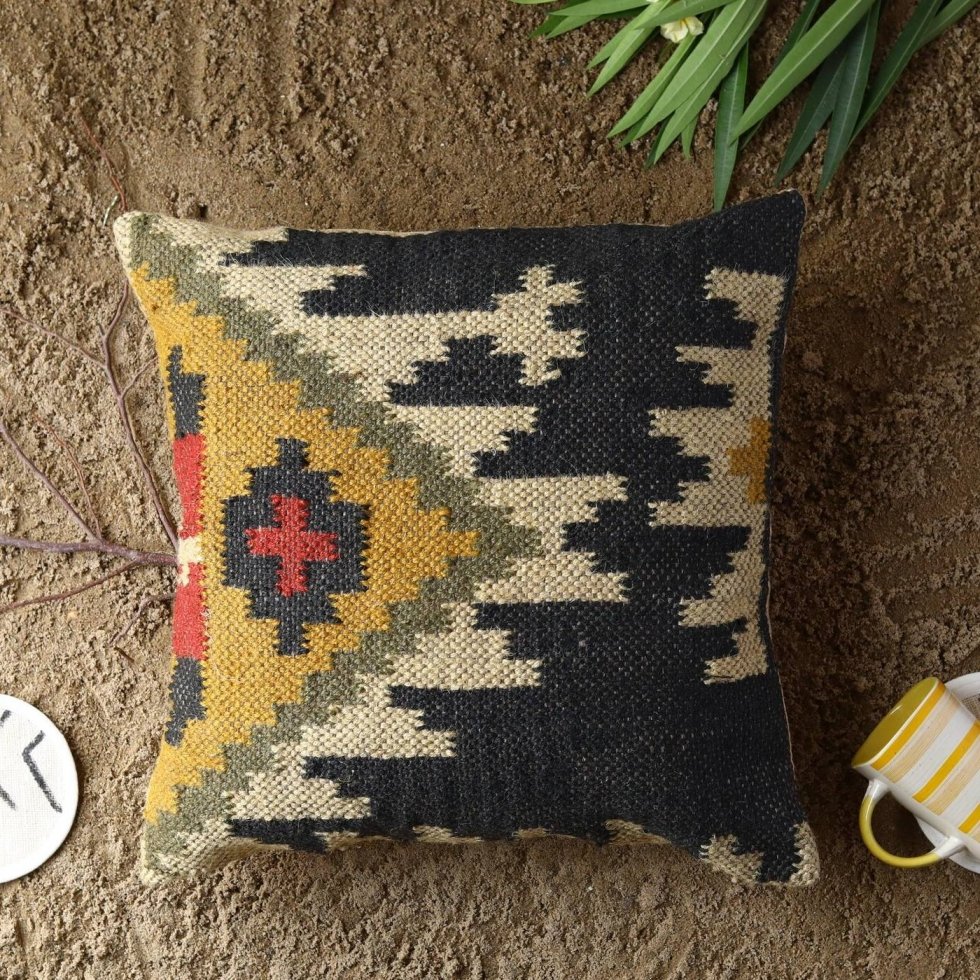 Coussin oriental noir en laine et jute