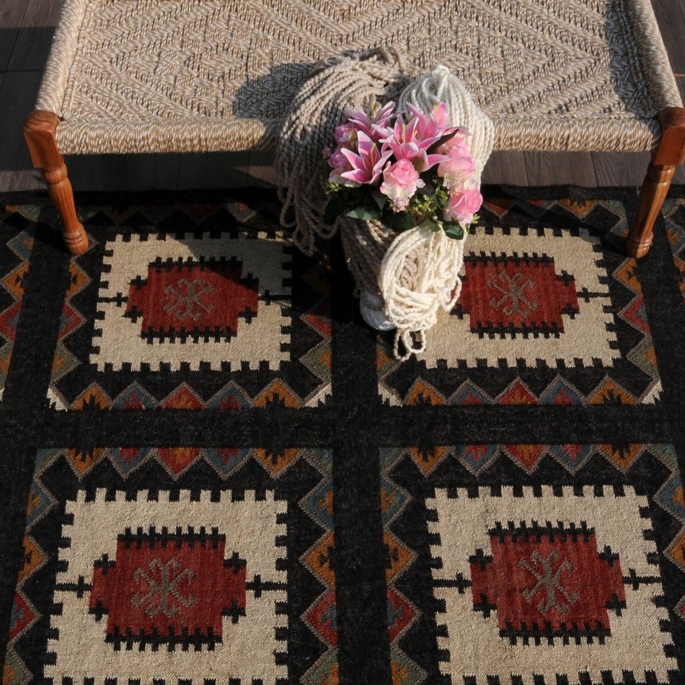 Tapis kilim en laine et jute noir