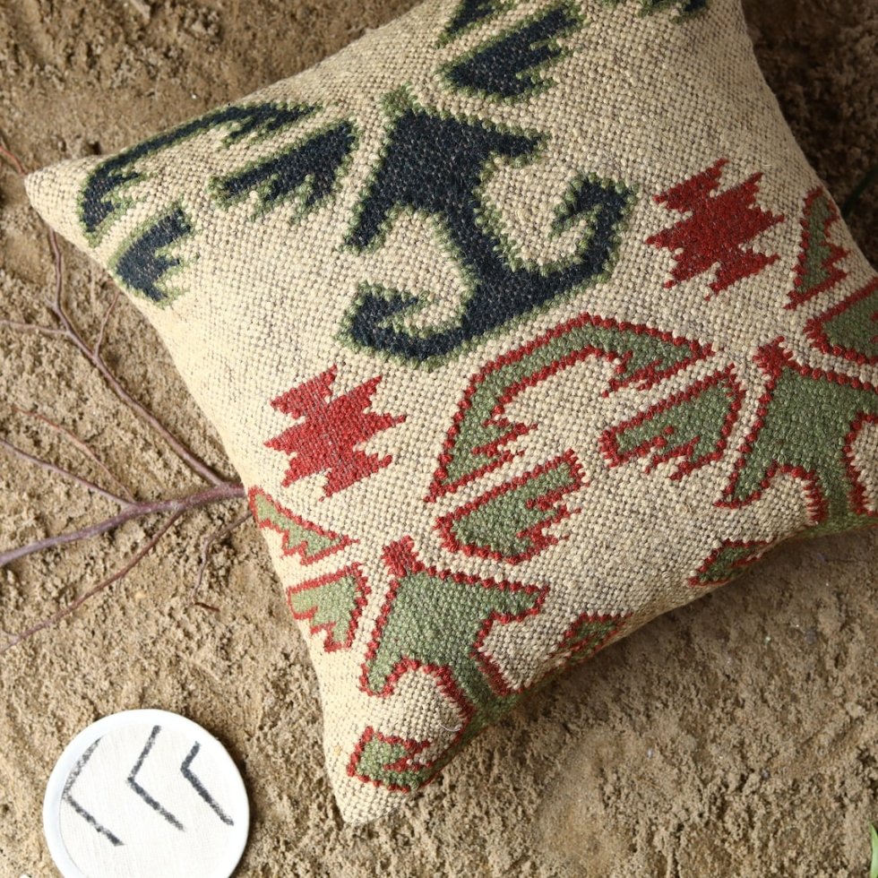 Coussin tribal ivoire en laine et jute – Image 3