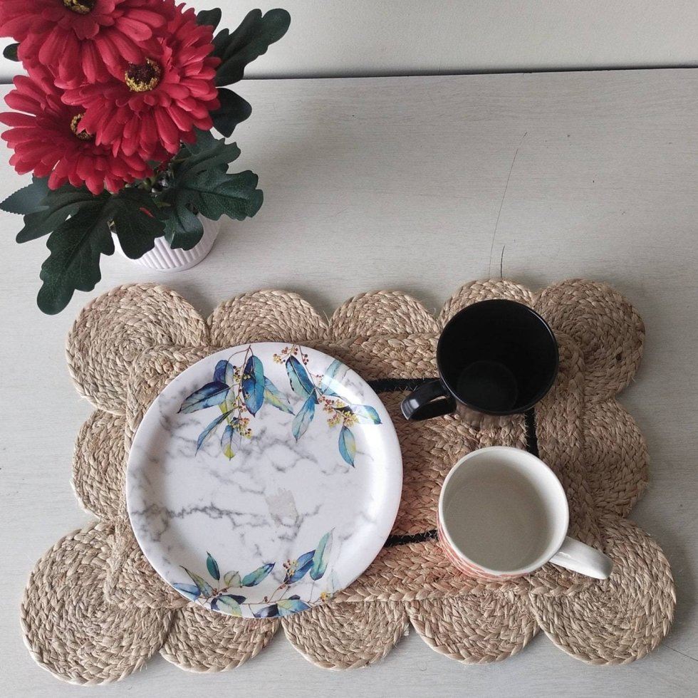 Sets de table en jute festonnés avec bordure noire