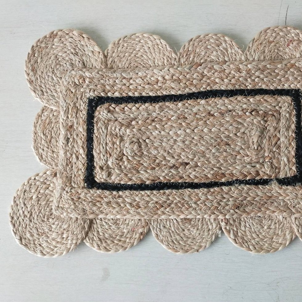 Sets de table en jute festonnés avec bordure noire – Image 2