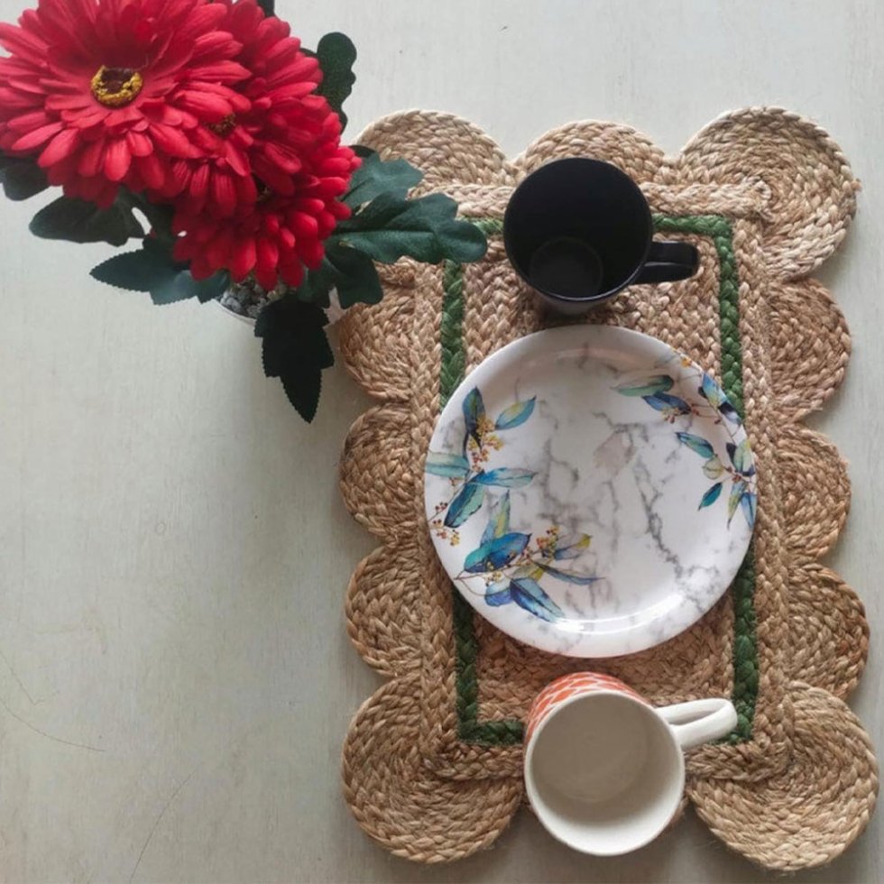 Sets de table en jute festonnés avec bordure verte
