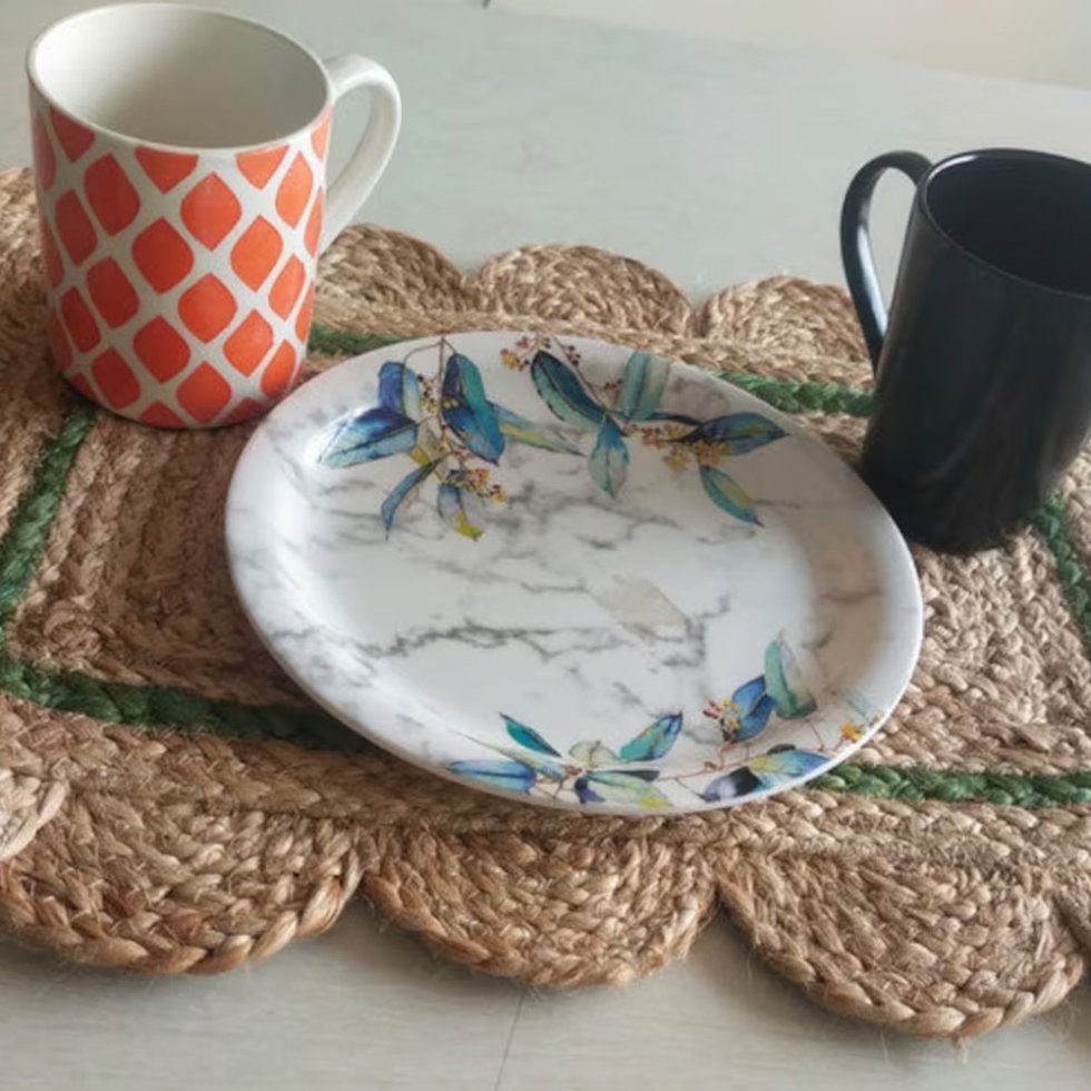 Sets de table en jute festonnés avec bordure verte – Image 3