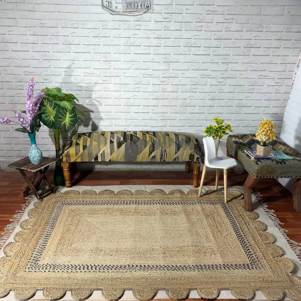 Tapis de jute festonné avec bordure noire et blanche