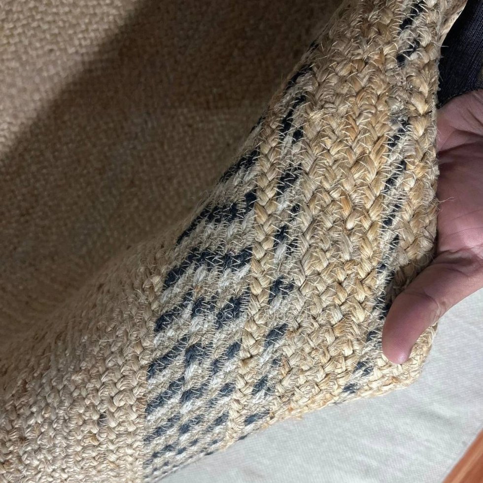 Tapis de jute festonné avec bordure noire et blanche – Image 2